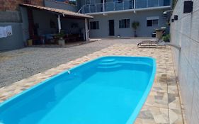 Casa nova com piscina próxima a praia e menos de 3km do centro de Ubatuba